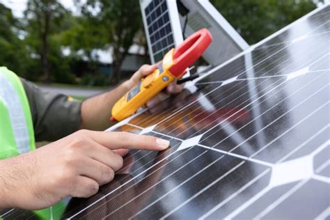 Production d'un panneau solaire par jour : notre guide .